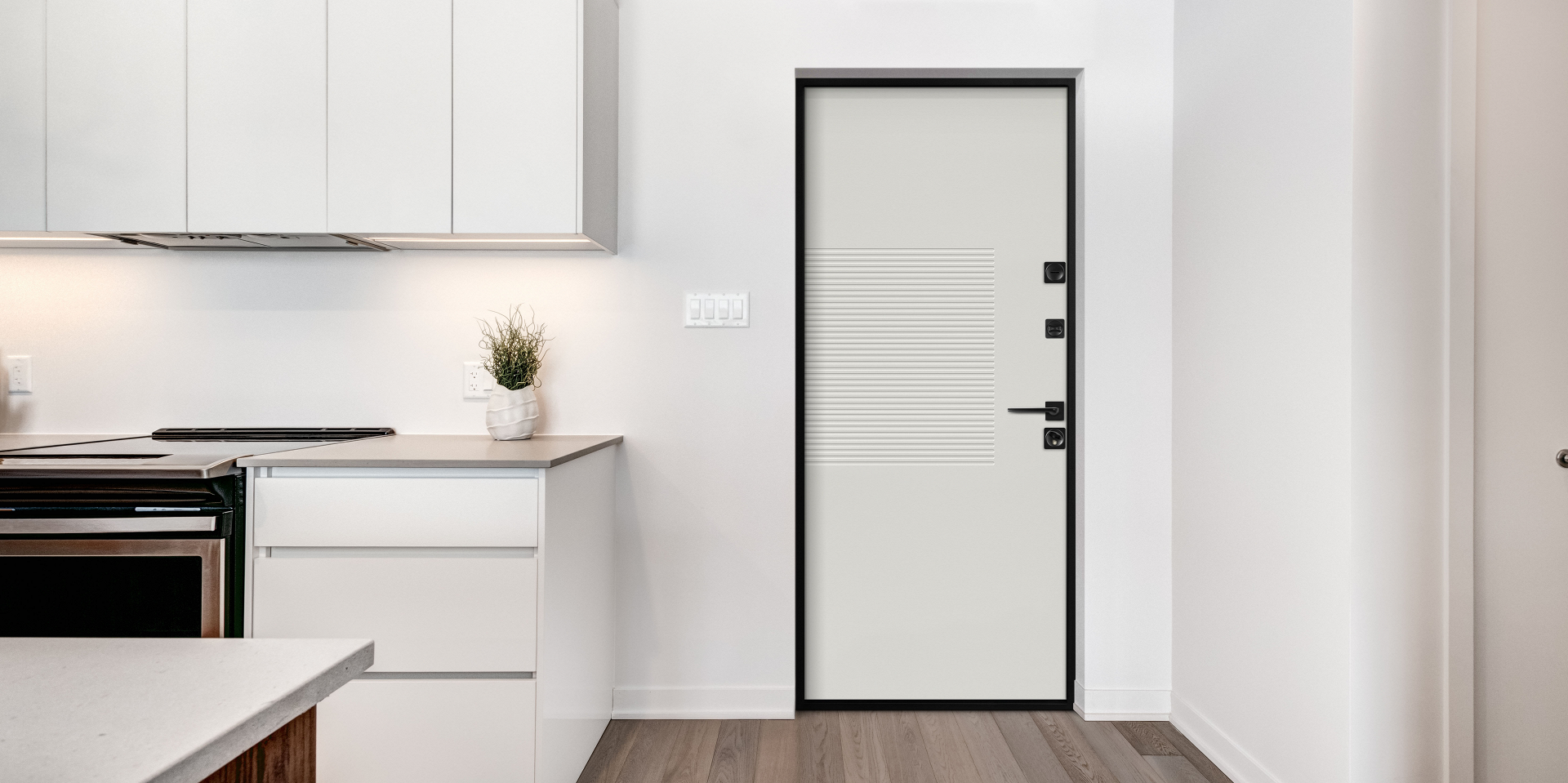 Белая входная дверь в квартиру